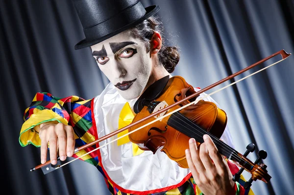 https://st.depositphotos.com/1000975/1284/i/450/depositphotos_12846115-stockafbeelding-clown-spelen-op-de-viool.jpg