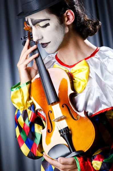 Clown playing on the violin — Stock Photo, Image