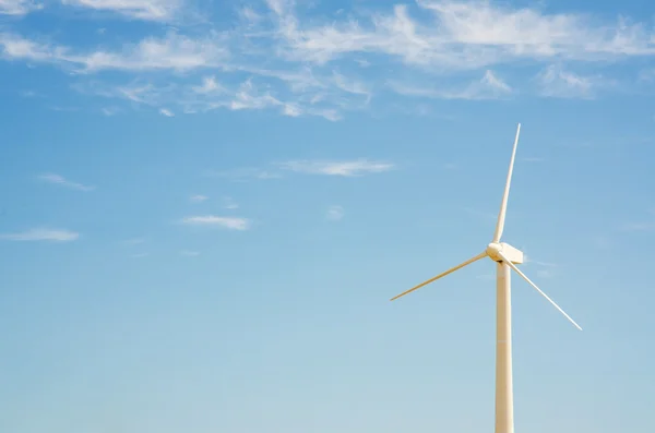 Molino de viento en el brillante día de verano —  Fotos de Stock