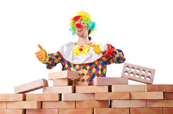 Špatné konstrukční koncepce s klaunem, kterým cihly — Stock fotografie