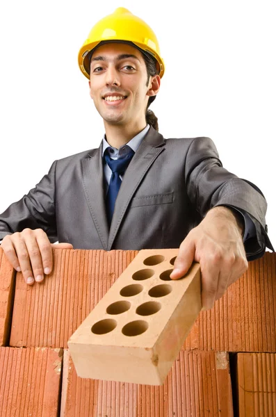 Бизнесмен возле кирпичной стены — стоковое фото