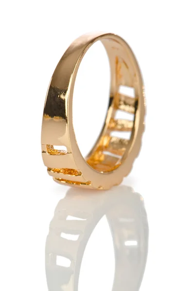 Ювелирное кольцо изолировано на белом — стоковое фото