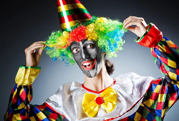 Vtipný klaun ve studiu natáčení — Stock fotografie