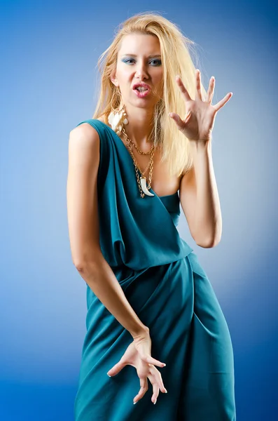 Hermosa mujer en estudio de tiro de moda — Foto de Stock