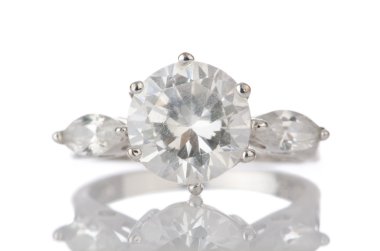 Beyaz arka plan üzerinde izole yüzük