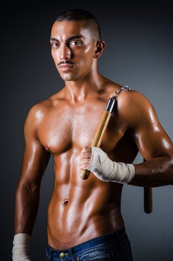nunchaku ile güçlü bir adam
