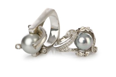 Mücevher yüzüğü beyazda izole edilmiş.