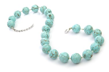 kolye üzerinde beyaz izole