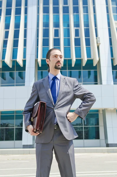 Joven empresario en la calle — Foto de Stock