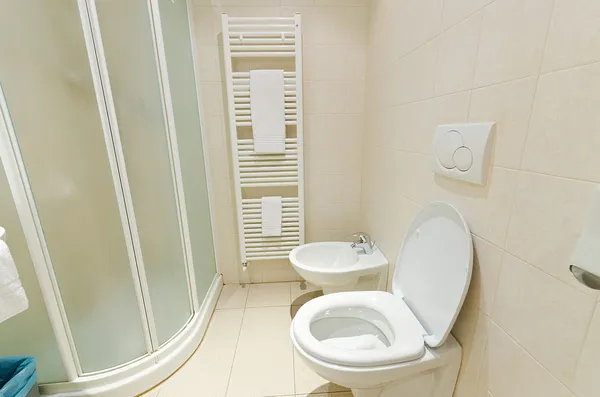 Toilettes dans la salle de bain moderne — Photo
