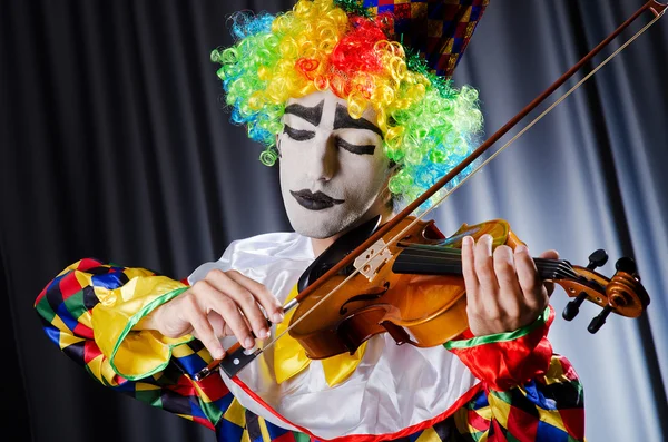 Clown playing on the violin — Stock Photo, Image