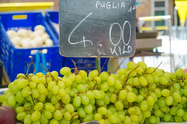 Ovoce a zeleniny na trh stánku — Stock fotografie