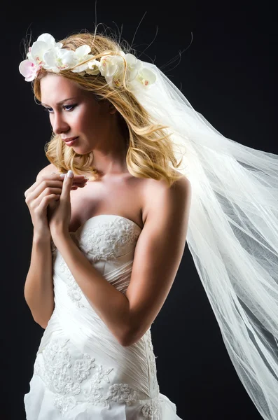 Sposa in abito bianco in studio — Foto Stock