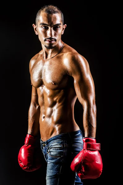 Joven con guantes de boxeo — Foto de Stock