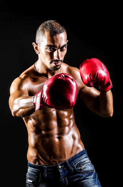 Junger Mann mit Boxhandschuhen — Stockfoto