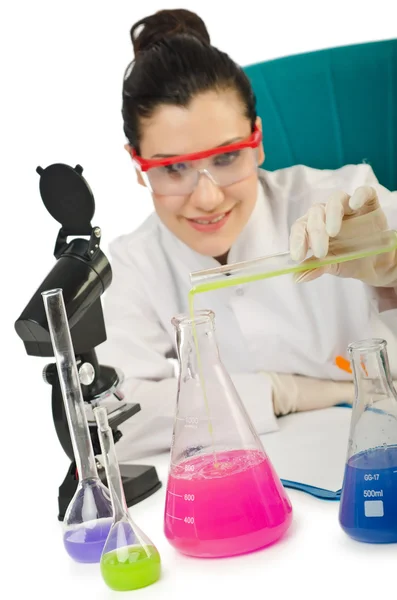 Química feminina em estúdio sobre branco — Fotografia de Stock