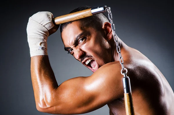 Uomo forte con nunchaku — Foto Stock