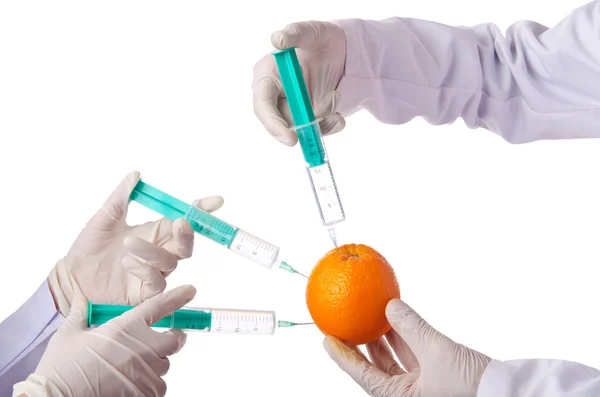 理科実験オレンジと注射器 — ストック写真