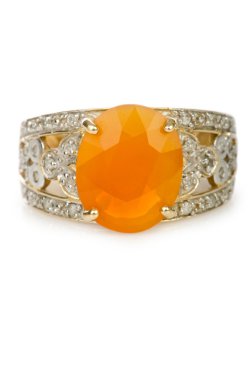 Mücevher yüzüğü beyazda izole edilmiş.