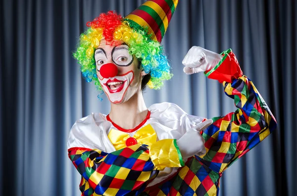 Lustiger Clown beim Studiodreh — Stockfoto