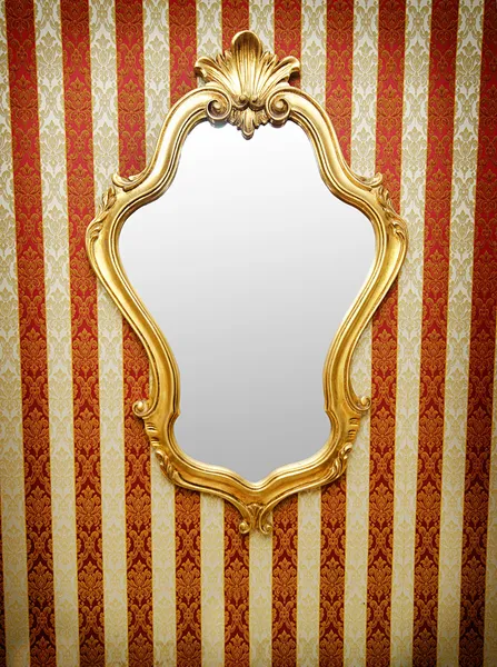 墙上的华丽镜子 — 图库照片