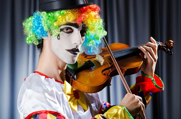 Clown playing on the violin — Stock Photo, Image