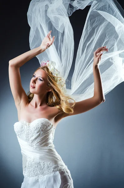 Sposa in abito bianco in studio — Foto Stock