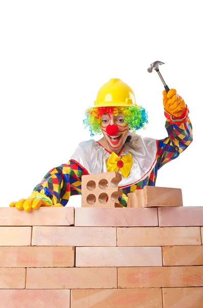 Schlechtes Baukonzept mit Clown beim Ziegeln — Stockfoto