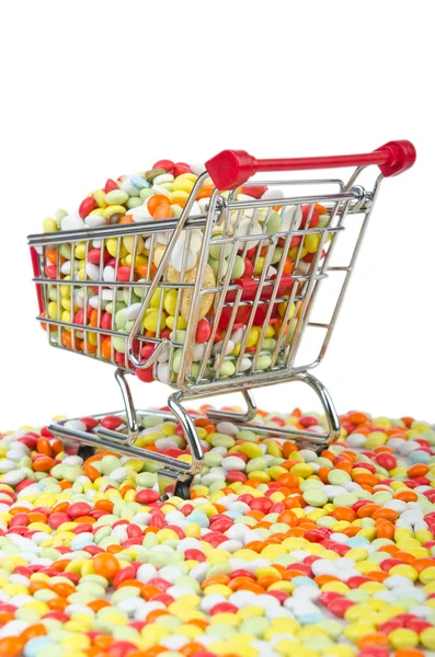 Carrito de compras con muchas píldoras de colores —  Fotos de Stock