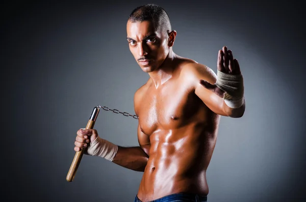 Stark man med nunchaku — Stockfoto