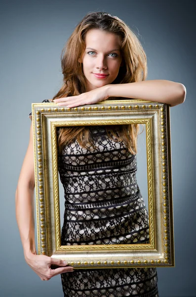 ホワイト上の画像のフレームを持つ若い女 — ストック写真