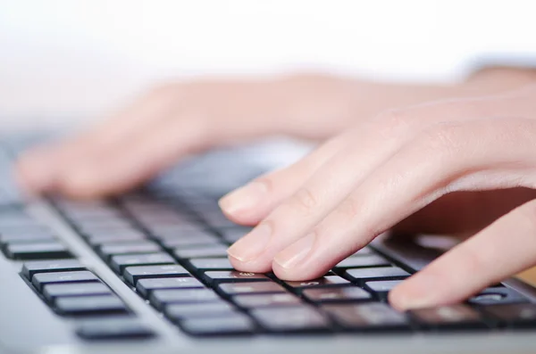 Manos escribiendo en el teclado Imágenes de stock libres de derechos