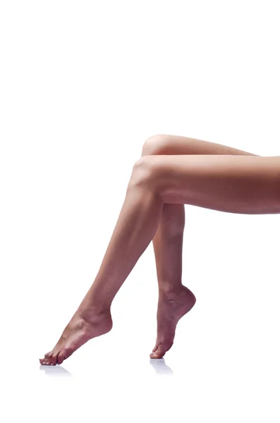 白で隔離される長い女性の足 — ストック写真