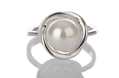 Beyaz arka plan üzerinde izole yüzük