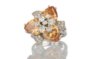 Beyaz arka plan üzerinde izole yüzük