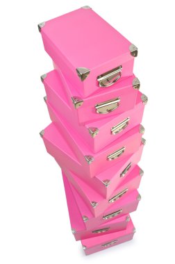 pembe giftboxes üzerinde beyaz izole