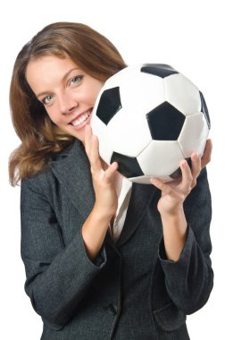 Beyazlar üzerinde futbol oynayan iş kadını
