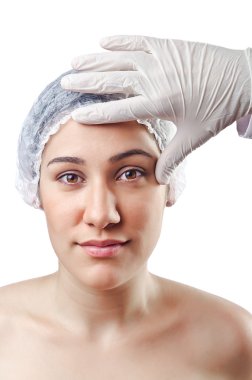 Estetik ameliyat altındaki kadın