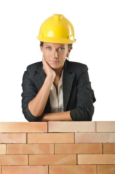 Młoda kobieta konstruktora w pobliżu mur z cegły — Zdjęcie stockowe