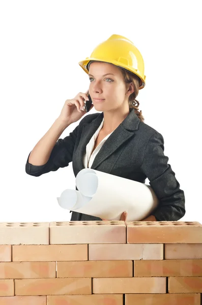 Empresaria con dibujos cerca de la pared de ladrillo — Foto de Stock