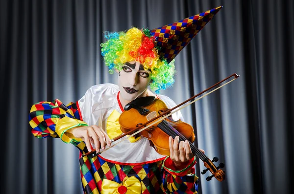 Clown playing on the violin — Stock Photo, Image