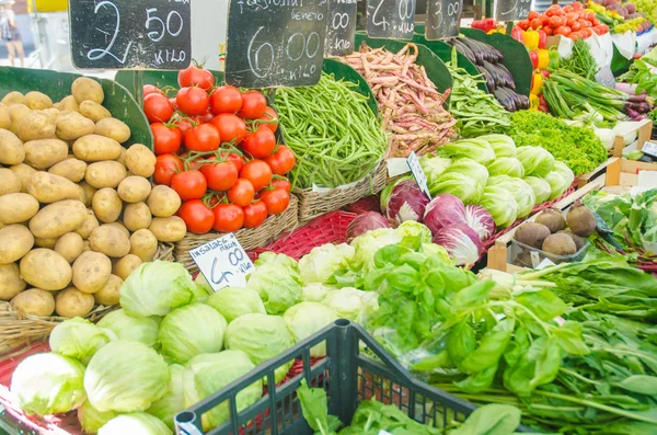 Fruits and vegetables at the market stall — Stock Photo, Image