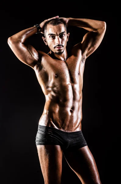 Bodybuilder mit muskulösem Körper — Stockfoto