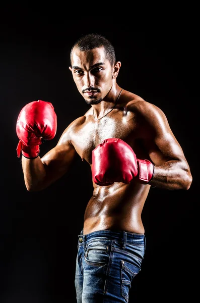 Молодой человек с боксерскими перчатками — стоковое фото