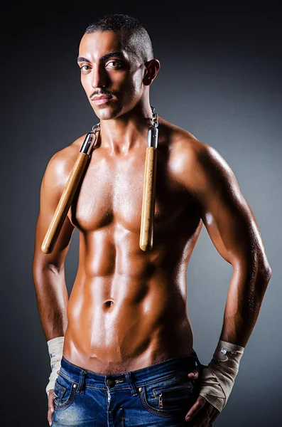 Homme fort avec nunchaku — Photo