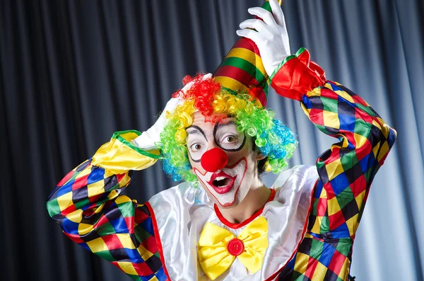 Grappige clown in studio schieten Rechtenvrije Stockafbeeldingen