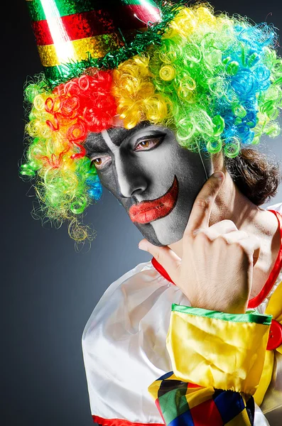 Смешной клоун в студии — стоковое фото