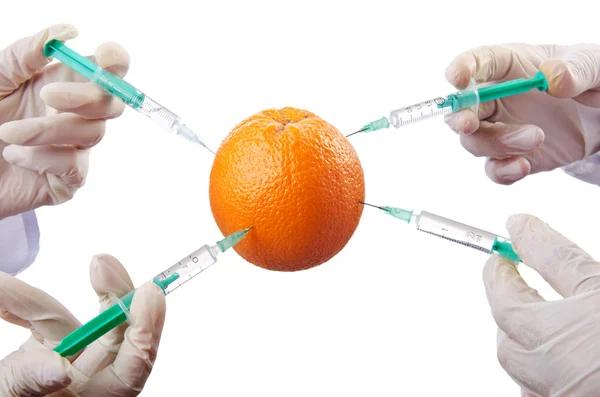 Experimento científico con naranja y jeringa — Foto de Stock