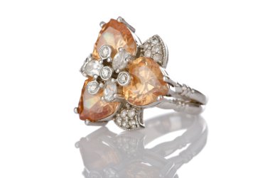 Beyaz arka plan üzerinde izole yüzük