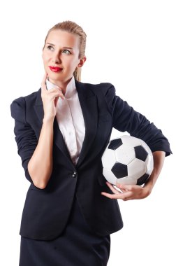 Beyazlar üzerinde futbol oynayan iş kadını